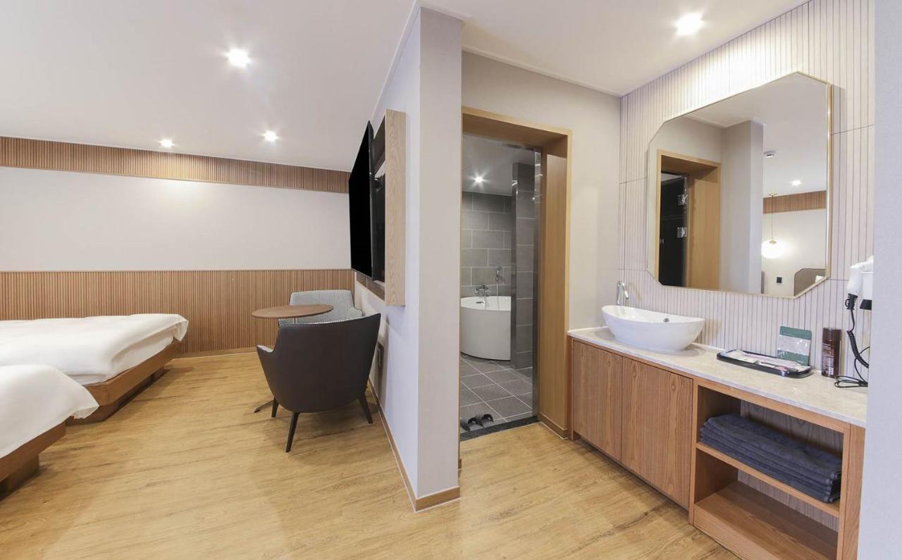 H Avenue Hotel In Gyeongju Esterno foto